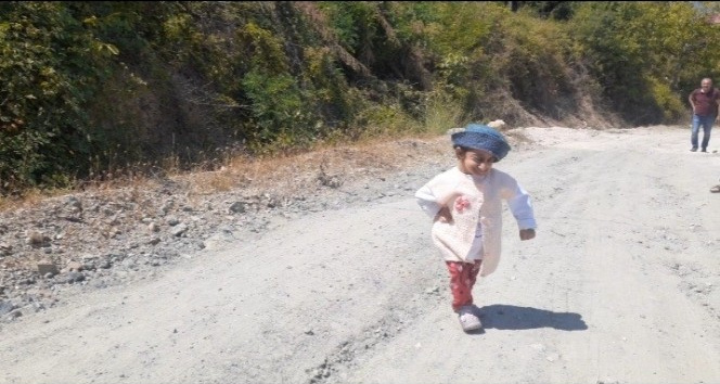 Türkiye’nin en kısa boylu kadını, köyüne yol istedi