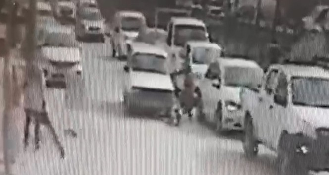 Yola fırlayan çocuk otomobilin altında kalmaktan son anda kurtuldu