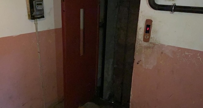 Oturduğu apartmanın asansör boşluğunda ölü bulundu