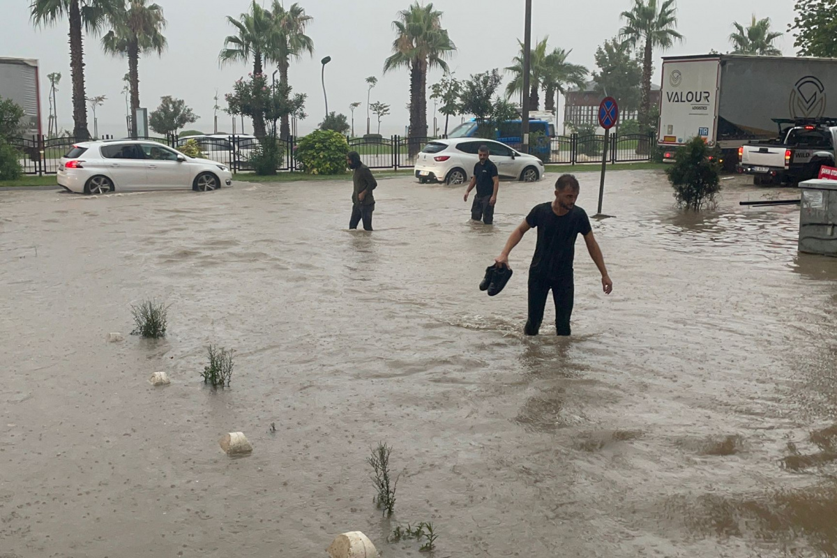 Ordu&#039;da sel: Karadeniz Sahil Yolu ulaşıma kapandı, iş yerlerini su bastı