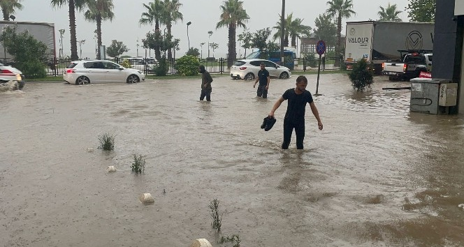 Ordu’da sel: Karadeniz Sahil Yolu ulaşıma kapandı, iş yerlerini su bastı