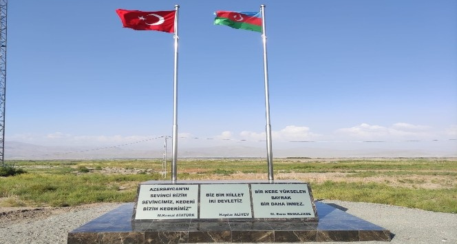 Nahçıvan sınırına dikilen Türk-Azerbaycan bayrakları Ermenistan’dan görünüyor