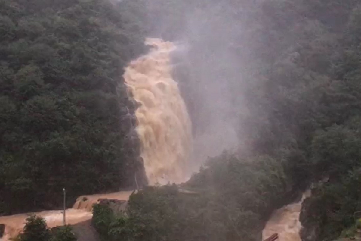 Rize'nin Çayeli ilçesinde Ağaran Şelalesi taştı