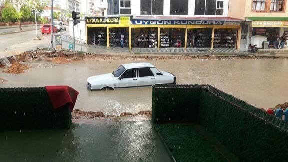 Osmaniye’de sağanak yağış hayatı olumsuz etkiledi