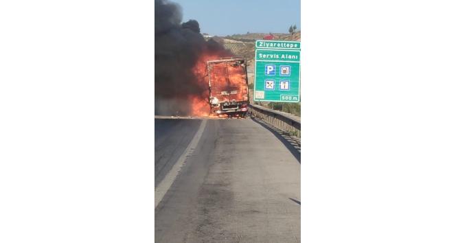 Tarsus'ta Ev Eşyası Taşıyan Kamyonet Çıkan Yangında Küle Döndü - Mersin