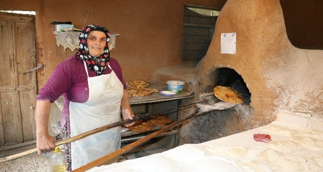 Kadınlar mahallenin fırınlarında Çeçen ekmeği yapıyor
