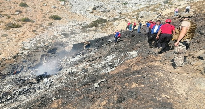 Enkaz bölgesinde ekipler çalışmalarını sürdürüyor