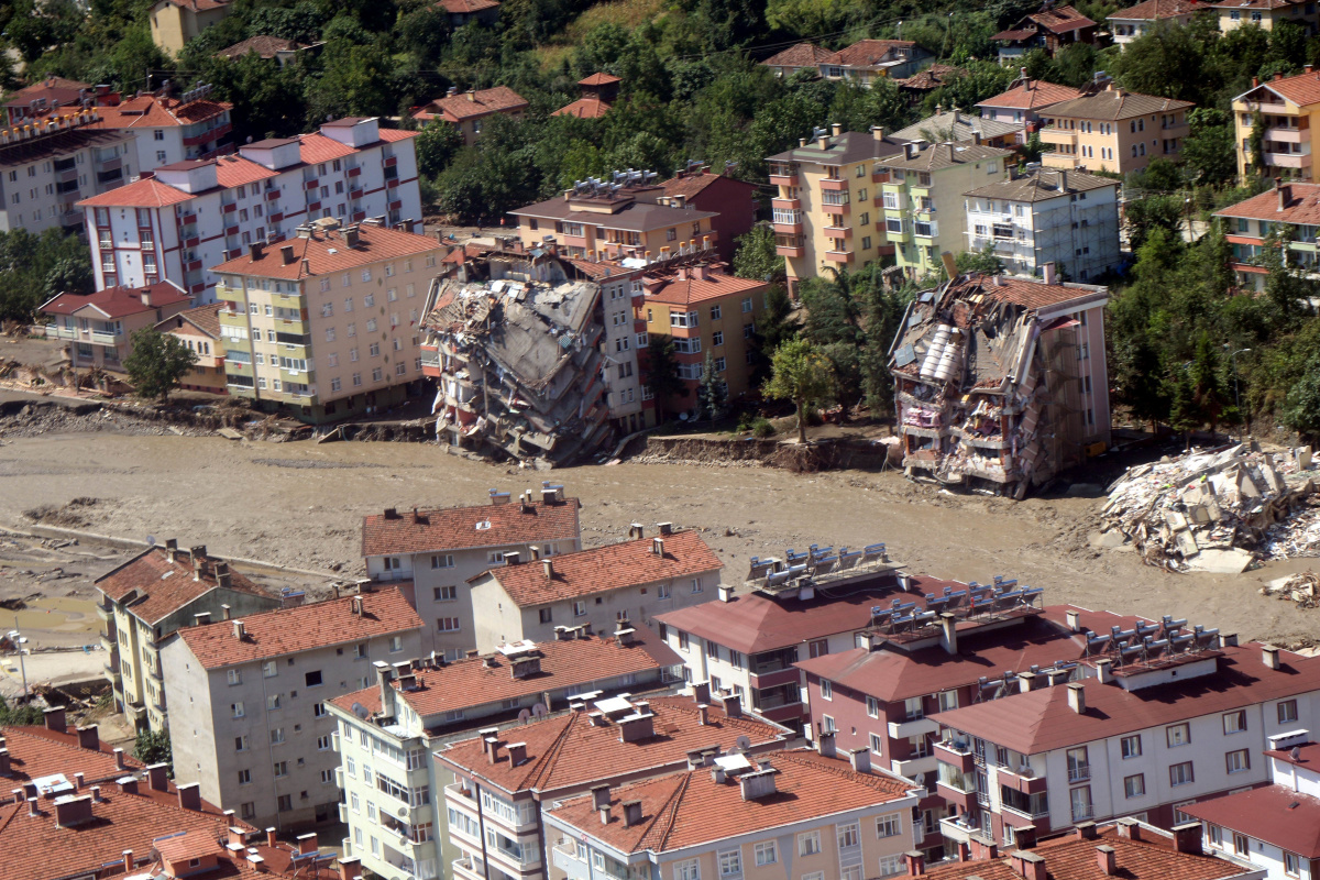 Ayancık, Türkeli ve Bozkurt’taki felaketin boyutu helikopterle görüntülendi