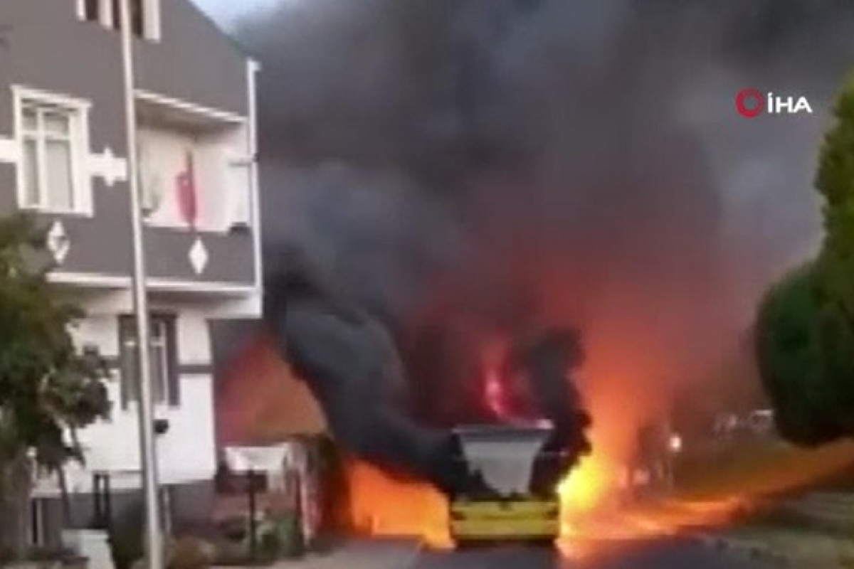 Küçükçekmece’de belediye otobüsü alev alev yandı
