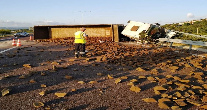 Taş yüklü tır devrildi: 2 yaralı