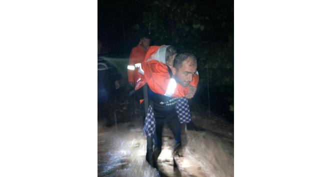 Mahsur kalan felçli hastayı itfaiye eri sırtında taşıdı