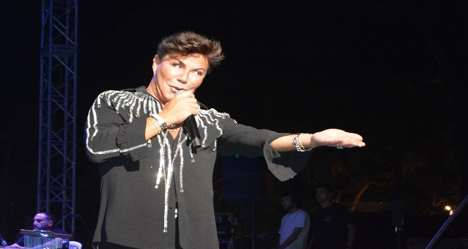 Ünlü sanatçı Fatih Ürek Ayvalık’ı salladı