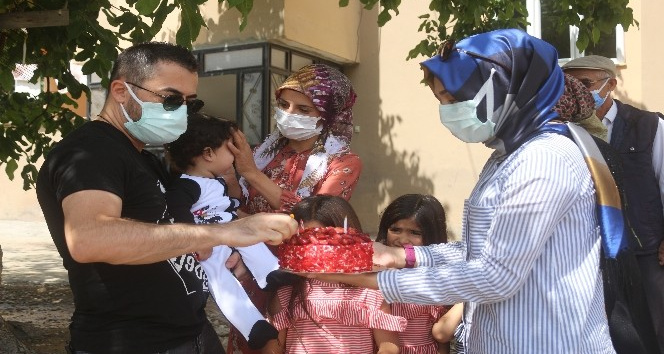 Hayata dönen anne ve bebeğine birinci yıl sürprizi