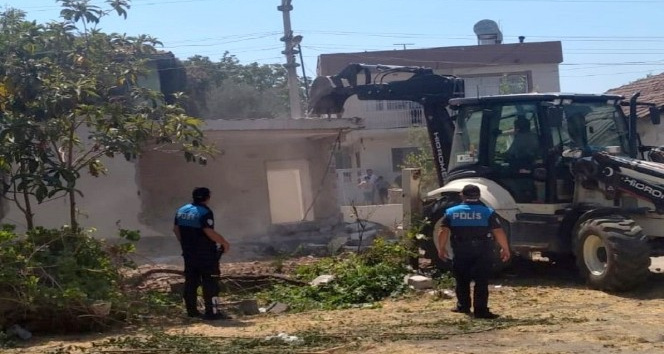 Osmaniye’de metruk binalar yıkılıyor