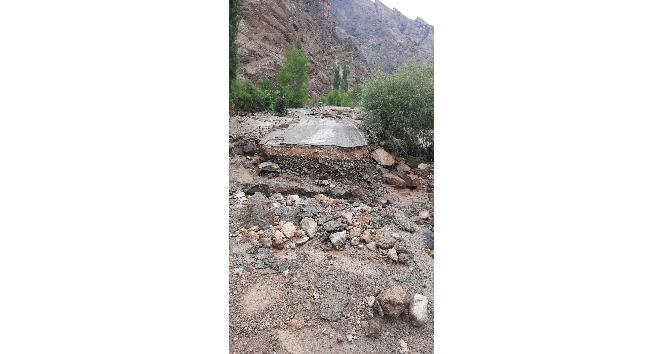 Artvin’de heyelan nedeniyle 14 köy yolu ulaşıma kapandı