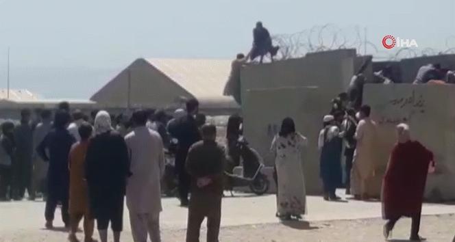 Afganistandan kaçmaya çalışanlar Kabil havaalanında izdihama neden oldu: En az 5 ölü