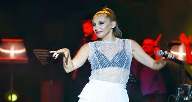 Ünlü sanatçı Funda Arar: "Lütfen artık kadına şiddet olmasın"