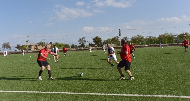 Ahlat’ta 50 yaş üstü eski futbolcular tekrar yeşil sahalara kavuştular