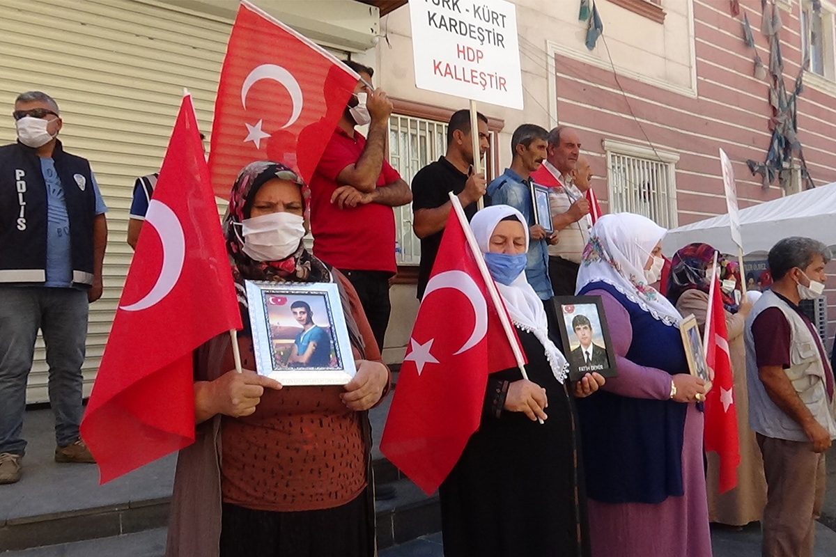 Evlat nöbetindeki ailelerden HDP ve PKK'ya sloganlı tepki