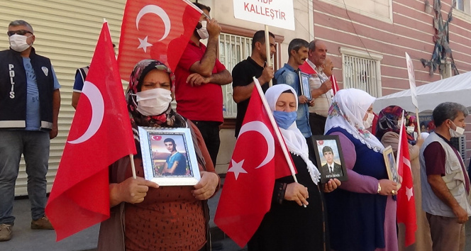 Evlat nöbetindeki ailelerden HDP ve PKKya sloganlı tepki