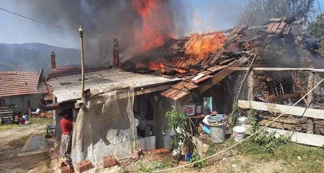 Yenice’de bir ev ile samanlık yanarak küle döndü