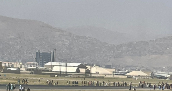 Kabil Havaalanındaki kaos anları böyle görüntülendi
