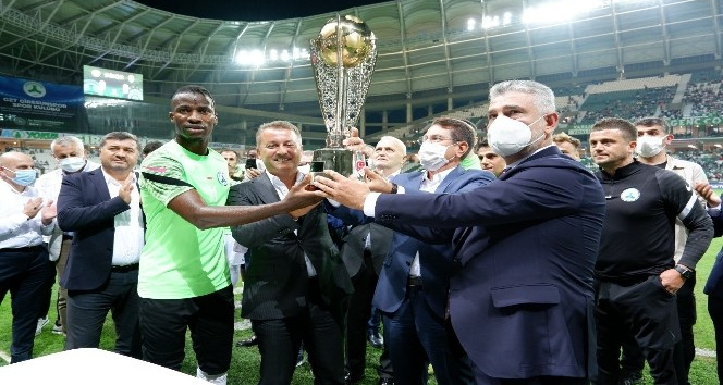 Giresunspor’da kupa töreni yapıldı
