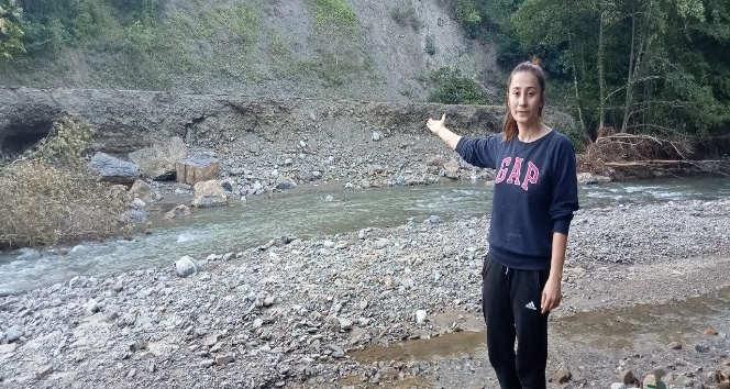 Sele kapılmaktan çöken yol sayesinde kurtuldular