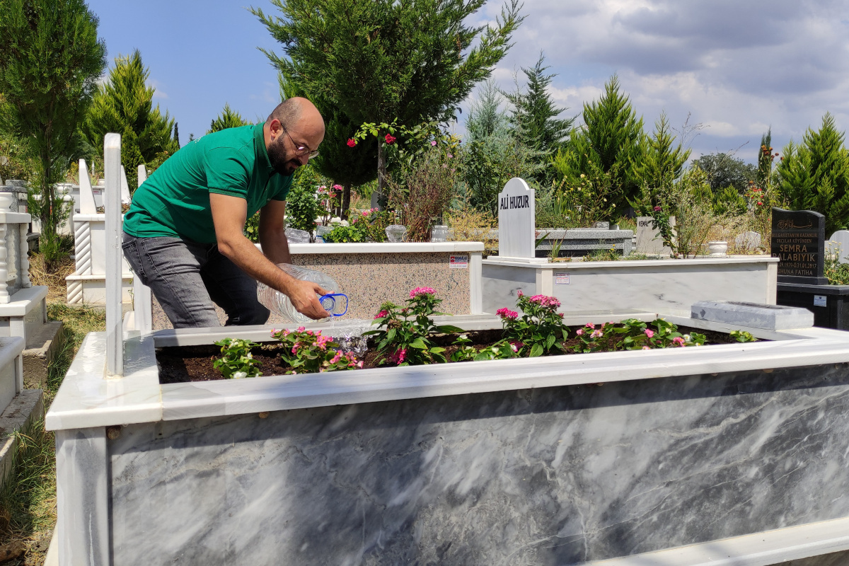 Pandemide mezar bakım işine girdi, taleplere yetişemiyor