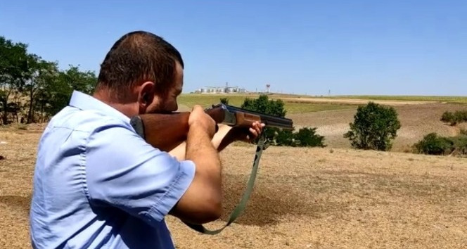 Sürü sahibi tüfekle ’kurt nöbeti’ tutuyor