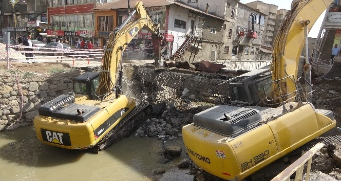 Yüksekova Cengiz Topel Caddesi yenileniyor