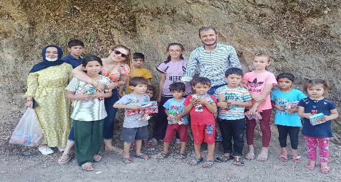 Gönüllülerden köy çocuklarına oyuncak sürprizi