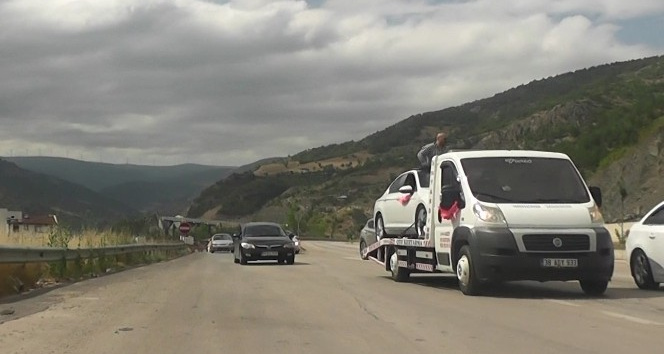 Konvoya çekici üzerindeki otomobili ile katıldı