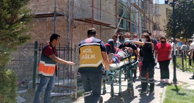 Karaman’da inşaatın 3. katından düşen işçi ağır yaralandı