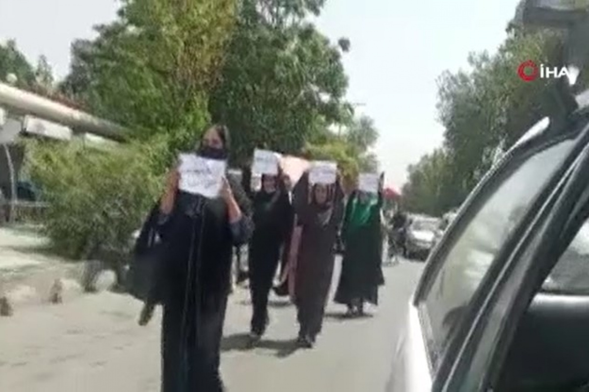 Afganistan&#039;da 4 kadın Taliban&#039;ı protesto etti