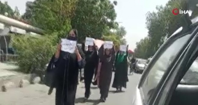 Afganistanda 4 kadın Talibanı protesto etti