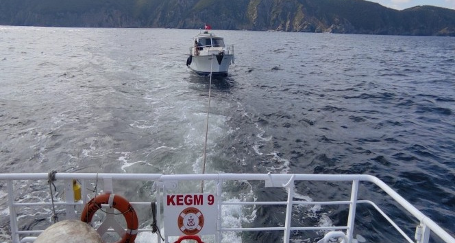 Karabiga açıklarında sürüklenen motoryat kurtarıldı