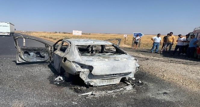 Seyir halindeki otomobil yandı