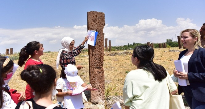 Öğrenciler tarihi mezar taşlarının üzerindeki sembolleri çizdi