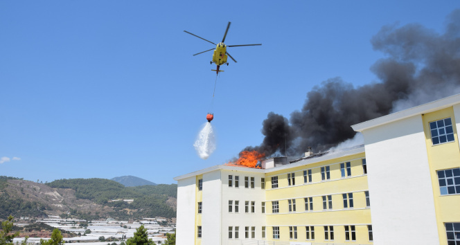 Yurt binasının çatısındaki yangına helikopterli müdahale