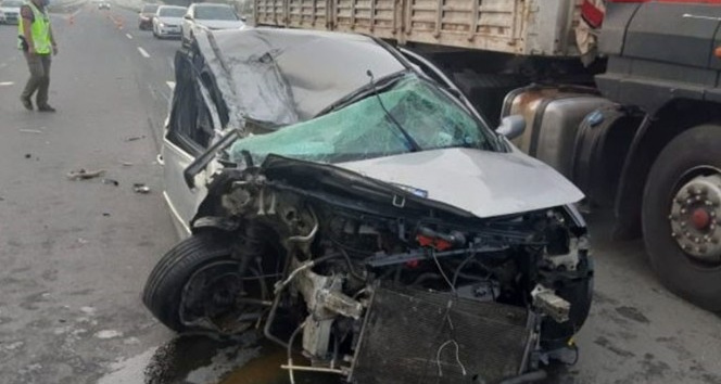 Kamyonla çarpışan otomobil hurdaya döndü: 2 yaralı