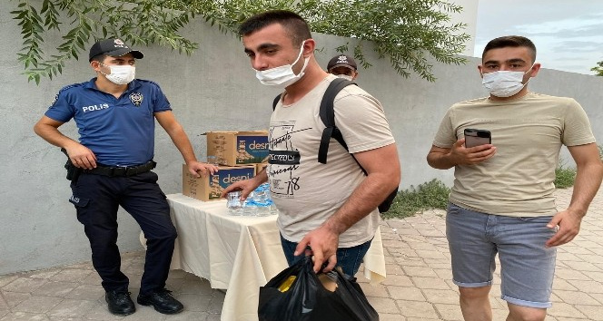 Iğdır Emniyetinden vatandaşlara su ikramı