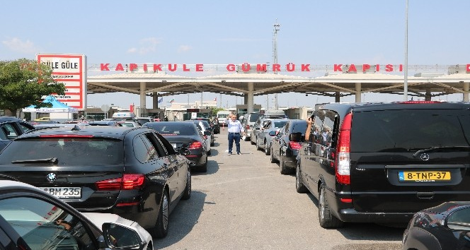 Gurbetçiler hüzünlü dönüş yolunda bagajlarını doldurdu
