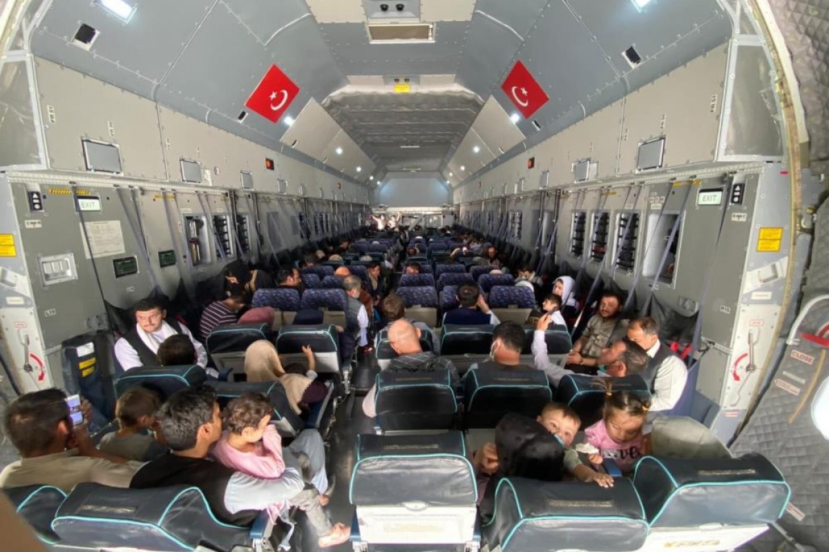 Afganistan’dan tahliye edilen 273 kişi tahliye uçağıyla yurda getirildi