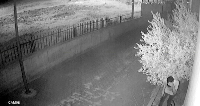 Güvenlik kamerasını fark eden hırsızın yaptığı hareket tebessüm ettirdi