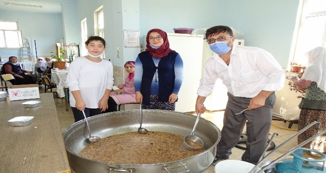 Köyün aşuresini 9 yıldır imam pişiriyor