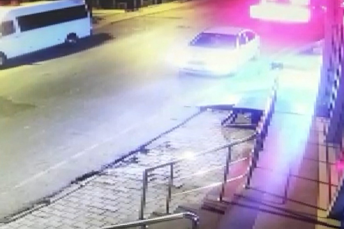 Ümraniye&#039;de alkollü sürücü dehşeti: Park halindeki otomobil dükkana uçtu