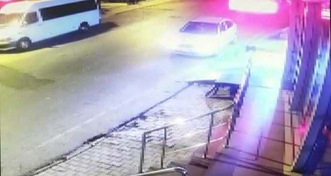 Ümraniyede alkollü sürücü dehşeti: Park halindeki otomobil dükkana uçtu