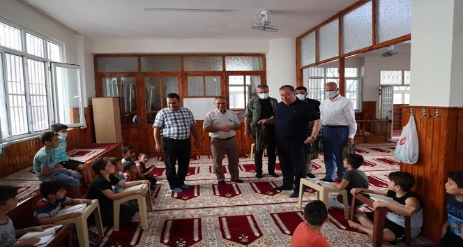 Kuran kursu öğrencilerine hediye verildi