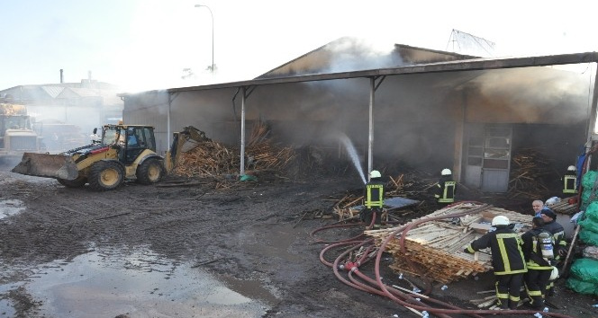Kereste deposunda çıkan yangın tamamen söndürüldü